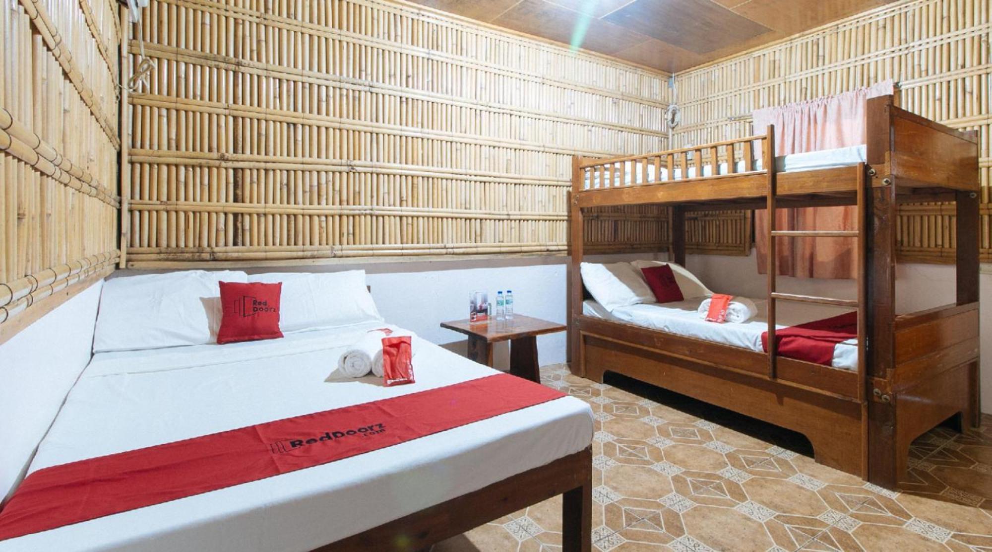 Reddoorz Hostel At Megans Paradisio Beach Resort San Antonio  Dış mekan fotoğraf