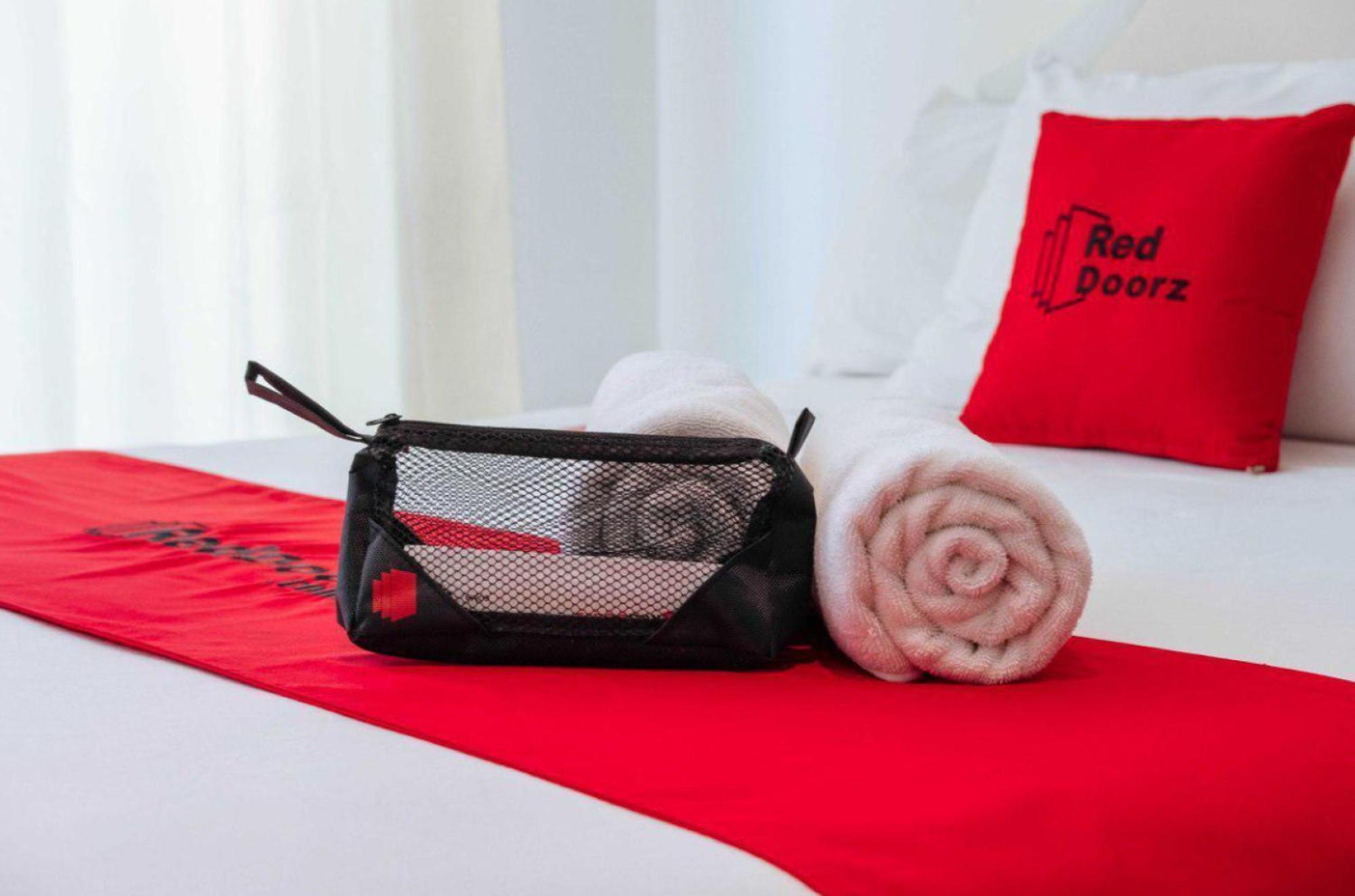 Reddoorz Hostel At Megans Paradisio Beach Resort San Antonio  Dış mekan fotoğraf