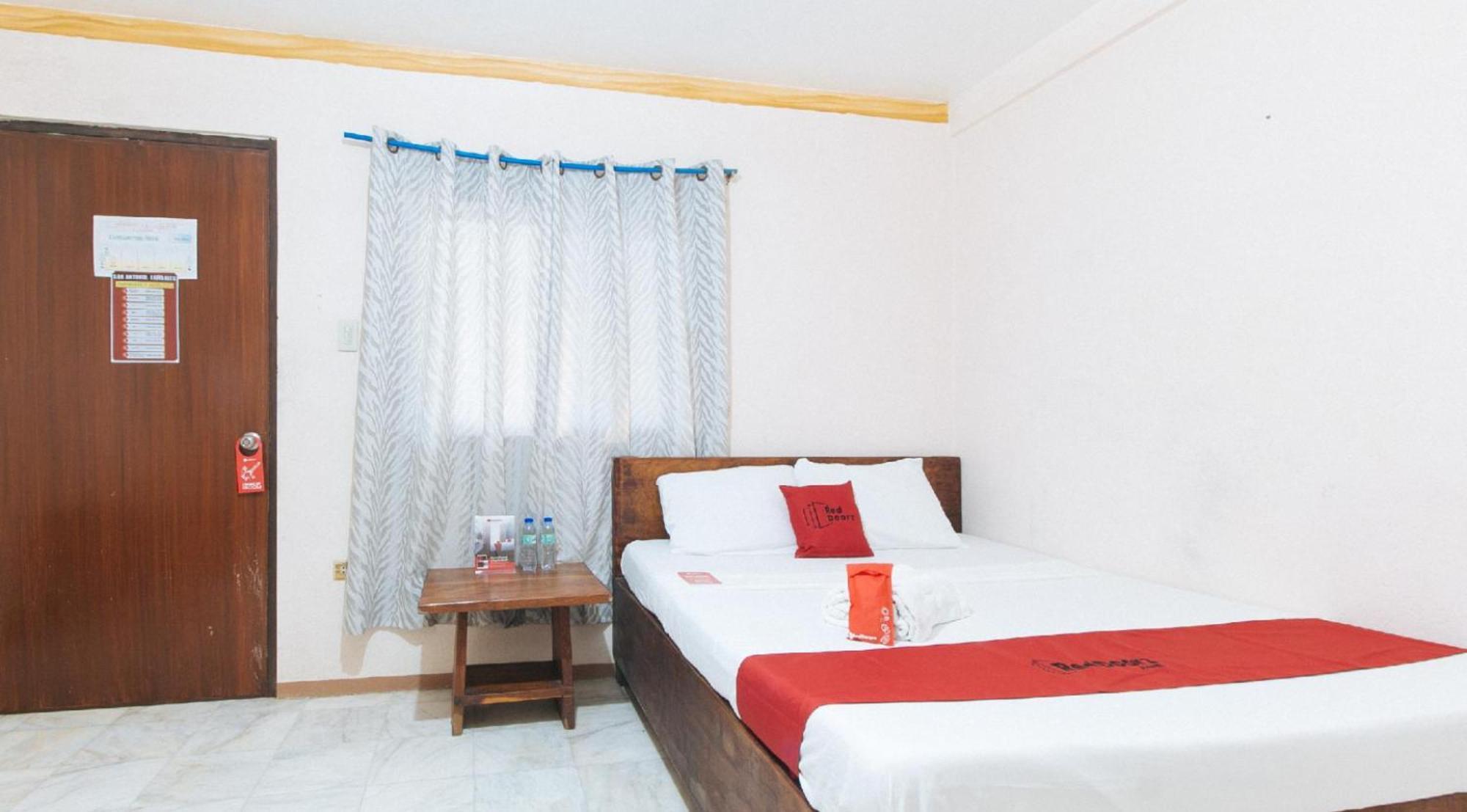 Reddoorz Hostel At Megans Paradisio Beach Resort San Antonio  Dış mekan fotoğraf