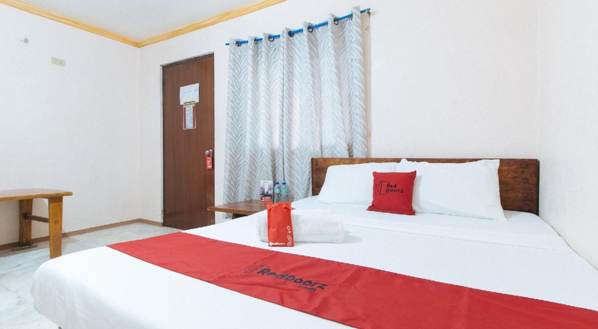 Reddoorz Hostel At Megans Paradisio Beach Resort San Antonio  Dış mekan fotoğraf